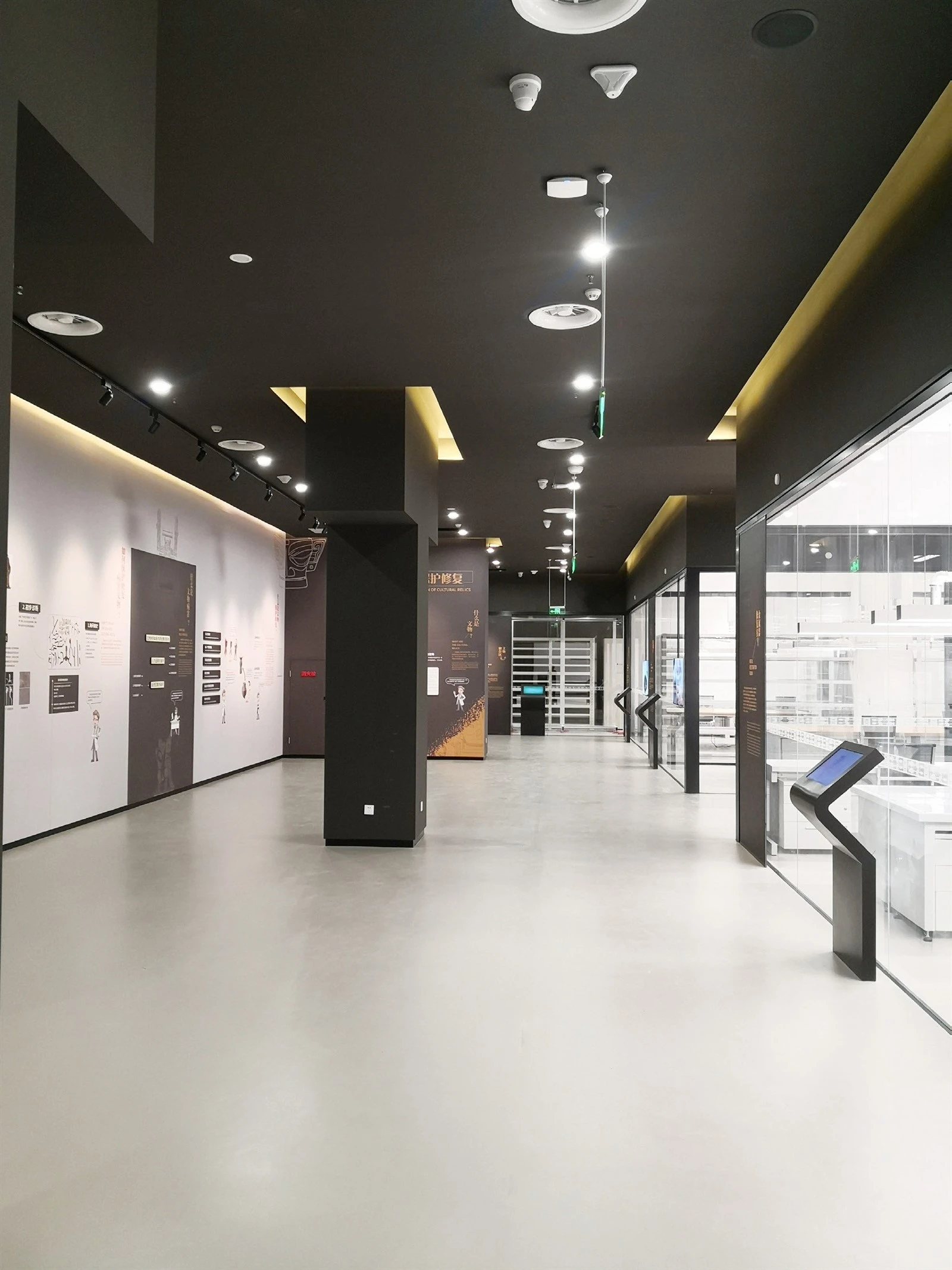 High-Traffic Commercial Indoor Rubber Flooring High-Traffic Commercial Indoor Rubber Flooring